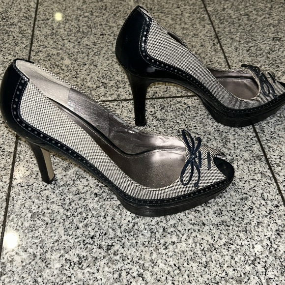 Marc Fisher navy patent leather and fabric sided open toed platform heels - Picture 4 of 7